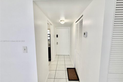 Condominio en alquiler en Miami, Florida, 2 dormitorios, 86.96 m2 № 1950964 - foto 27