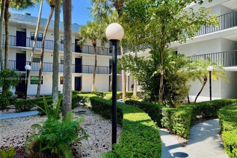 Condominio en alquiler en Miami, Florida, 2 dormitorios, 86.96 m2 № 1950964 - foto 13