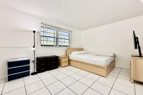 Condominio en alquiler en Miami, Florida, 2 dormitorios, 86.96 m2 № 1950964 - foto 30