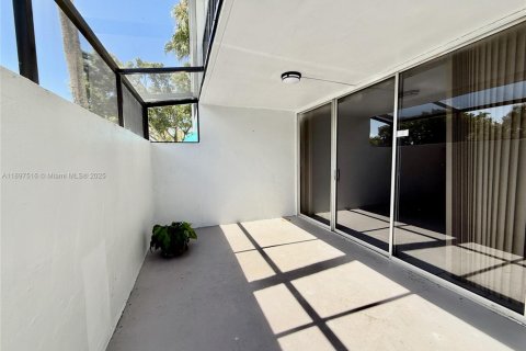 Condominio en alquiler en Miami, Florida, 2 dormitorios, 86.96 m2 № 1950964 - foto 15