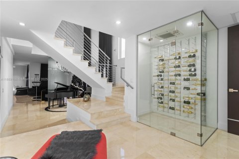 House in Doral, Florida 4 bedrooms, 320.33 sq.m. № 1887211 - photo 5