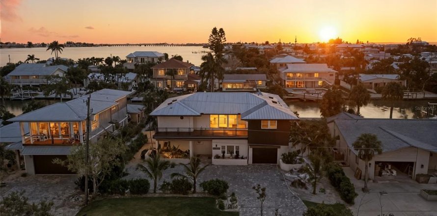 Villa ou maison à Holmes Beach, Floride 5 chambres, 348.2 m2 № 1886676