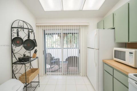 Condo in Naples, Florida, 2 bedrooms  № 1920652 - photo 3