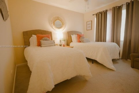 Condo in Naples, Florida, 2 bedrooms  № 1920652 - photo 25