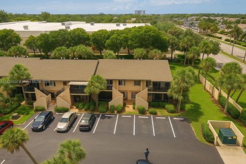 Condo in Naples, Florida, 2 bedrooms  № 1920652 - photo 2