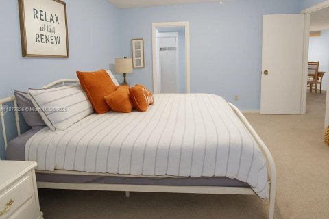 Condo in Naples, Florida, 2 bedrooms  № 1920652 - photo 14