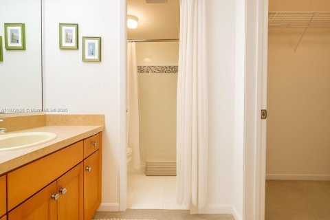 Condo in Naples, Florida, 2 bedrooms  № 1920652 - photo 18