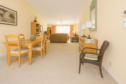 Condo in Naples, Florida, 2 bedrooms  № 1920652 - photo 10