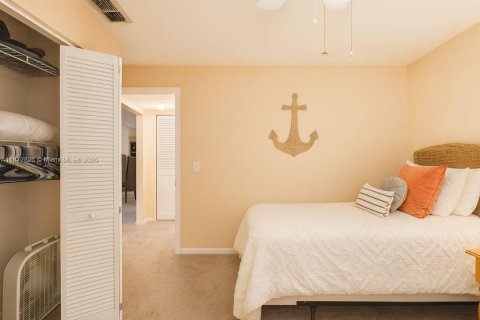 Condo in Naples, Florida, 2 bedrooms  № 1920652 - photo 21