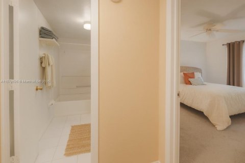 Condo in Naples, Florida, 2 bedrooms  № 1920652 - photo 22