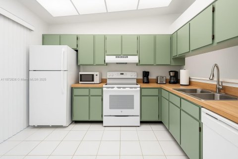 Condo in Naples, Florida, 2 bedrooms  № 1920652 - photo 4