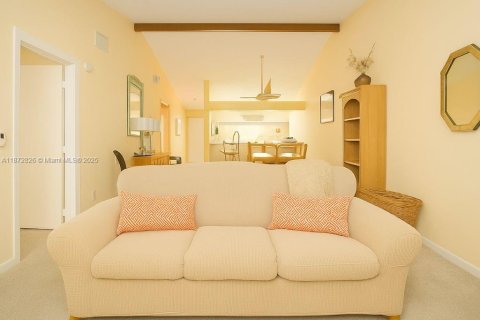 Condo in Naples, Florida, 2 bedrooms  № 1920652 - photo 6