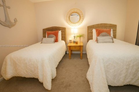 Condo in Naples, Florida, 2 bedrooms  № 1920652 - photo 20