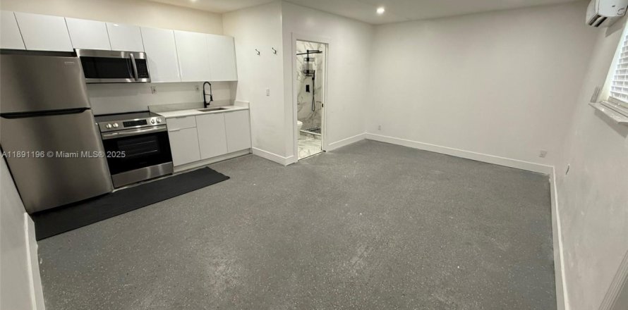 Commercial property in Plantation, Florida № 1944655