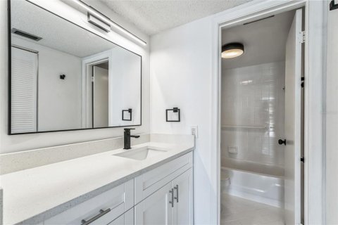 Condo in Saint Petersburg, Florida, 1 bedroom  № 1681387 - photo 24