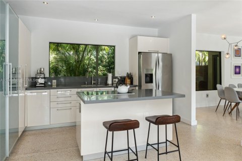 Villa ou maison à louer à North Miami, Floride: 4 chambres, 214.6 m2 № 2001164 - photo 12