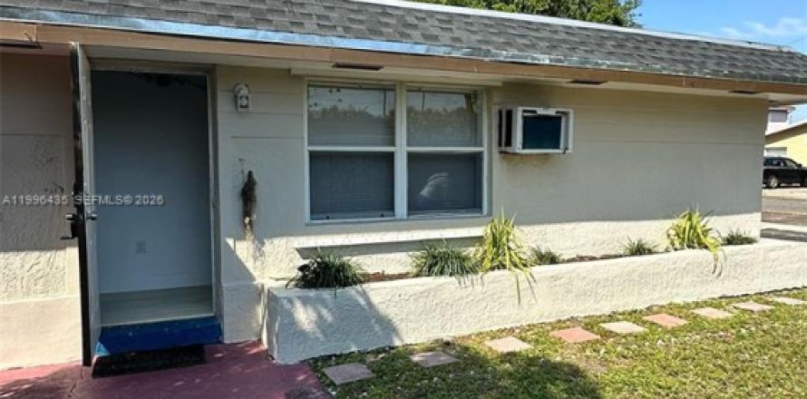 Commercial property in Dania Beach, Florida 143.16 sq.m. № 2058801