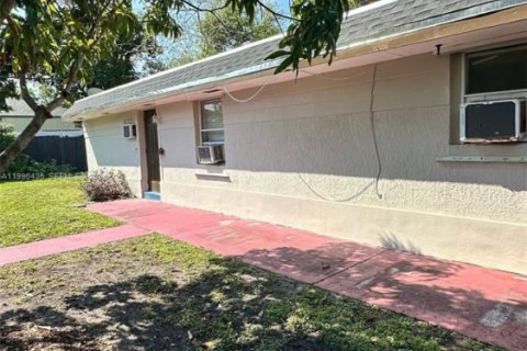 Commercial property in Dania Beach, Florida 143.16 sq.m. № 2058801 - photo 18