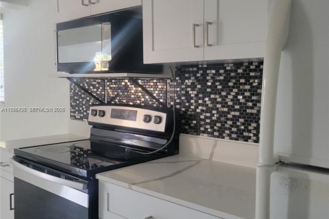 Commercial property in Dania Beach, Florida 143.16 sq.m. № 2058801 - photo 4