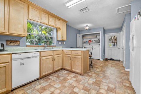 House in Floral City, Florida 2 bedrooms, 104.79 sq.m. № 1826732 - photo 18