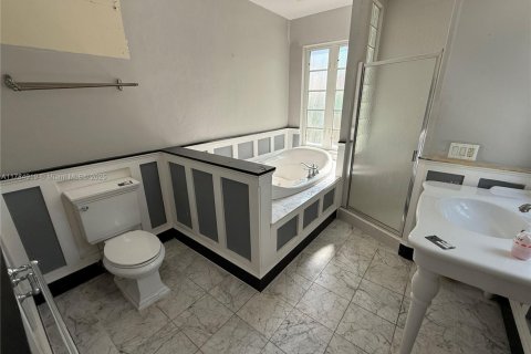 House in Miami Beach, Florida 4 bedrooms, 267.65 sq.m. № 1706325 - photo 7