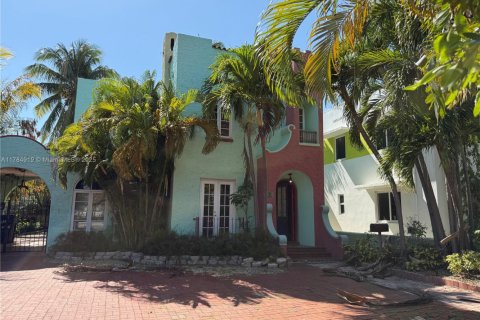 House in Miami Beach, Florida 4 bedrooms, 267.65 sq.m. № 1706325 - photo 1