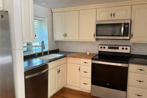 House in Miami Beach, Florida 4 bedrooms, 267.65 sq.m. № 1706325 - photo 14