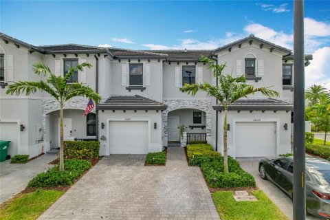 Townhouse in Miami, Florida 3 bedrooms, 124.86 sq.m. № 1834978 - photo 1