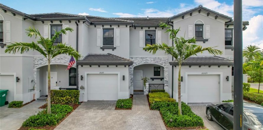 Townhouse in Miami, Florida 3 bedrooms, 124.86 sq.m. № 1834978