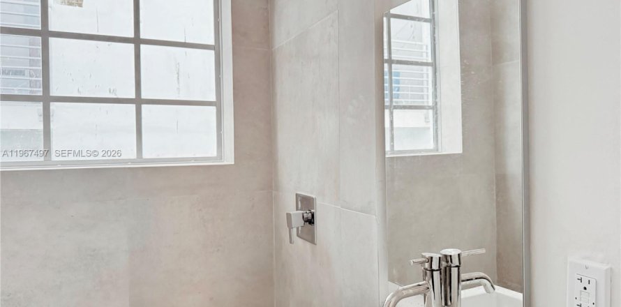 Apartment in Miami Beach, Florida 1 bedroom, 943.89 sq.m. № 2028675