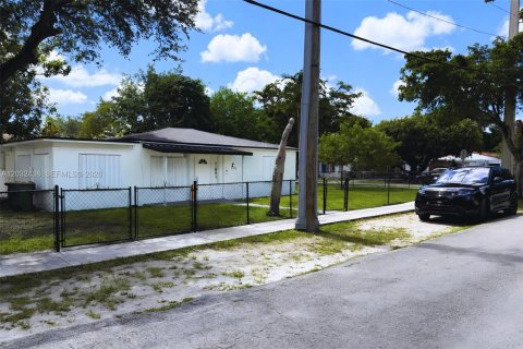 Villa ou maison à louer à North Miami, Floride: 3 chambres, 118.45 m2 № 2146518 - photo 3