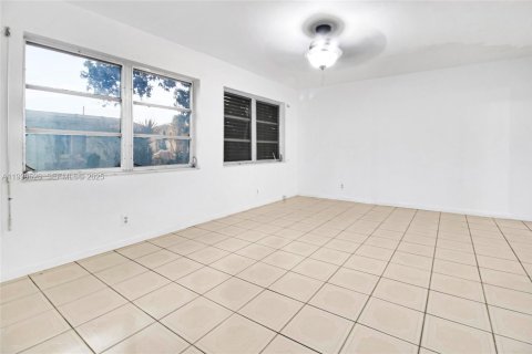 Casa en venta en Tamarac, Florida, 2 dormitorios, 103.86 m2 № 1989269 - foto 8