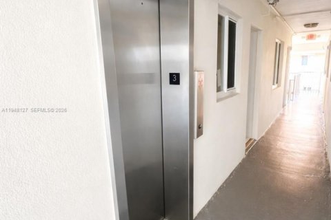 Condominio en alquiler en Coral Gables, Florida, 1 dormitorio, 38.09 m2 № 2004174 - foto 4