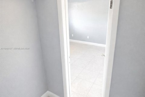 Condominio en alquiler en Coral Gables, Florida, 1 dormitorio, 38.09 m2 № 2004174 - foto 12