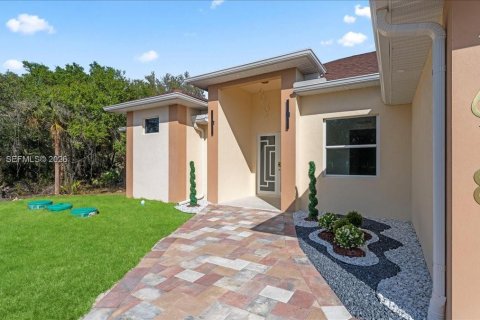 House in Lehigh Acres, Florida 3 bedrooms № 2030921 - photo 3