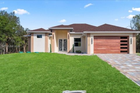 House in Lehigh Acres, Florida 3 bedrooms № 2030921 - photo 2