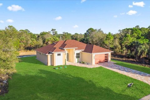 House in Lehigh Acres, Florida 3 bedrooms № 2030921 - photo 4