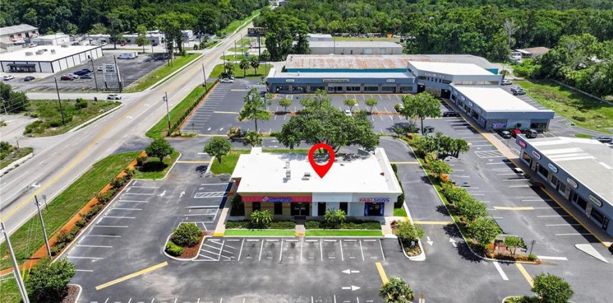 Commercial property in Port Richey, Florida № 2219442