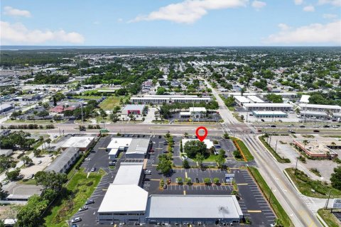 Commercial property in Port Richey, Florida № 2219442 - photo 6
