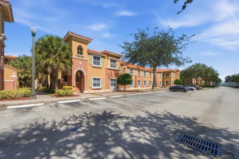 Touwnhouse à louer à Pembroke Pines, Floride: 3 chambres, 129.23 m2 № 2268130 - photo 4