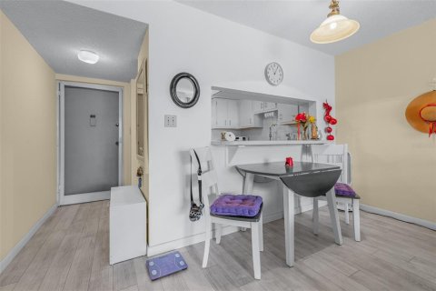 Condo in Seminole, Florida, 2 bedrooms № 2210235 - photo 6