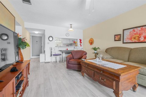 Condo in Seminole, Florida, 2 bedrooms № 2210235 - photo 12