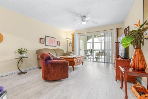 Condo in Seminole, Florida, 2 bedrooms № 2210235 - photo 11