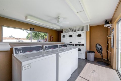 Condo in Seminole, Florida, 2 bedrooms № 2210235 - photo 25