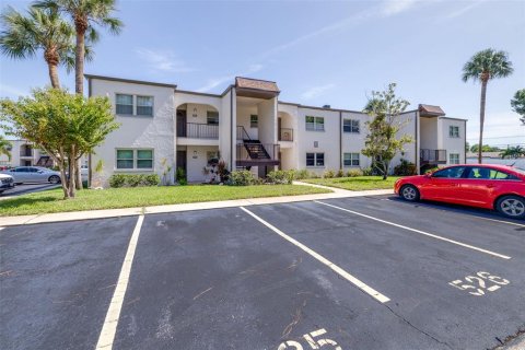 Condo in Seminole, Florida, 2 bedrooms № 2210235 - photo 3