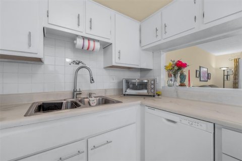 Condo in Seminole, Florida, 2 bedrooms № 2210235 - photo 9