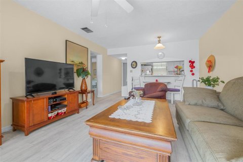 Condo in Seminole, Florida, 2 bedrooms № 2210235 - photo 13
