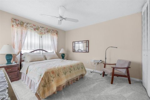 Condo in Seminole, Florida, 2 bedrooms № 2210235 - photo 17