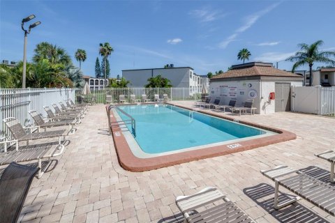 Condo in Seminole, Florida, 2 bedrooms № 2210235 - photo 24