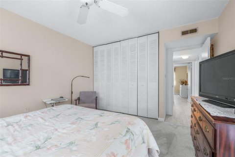 Condo in Seminole, Florida, 2 bedrooms № 2210235 - photo 18
